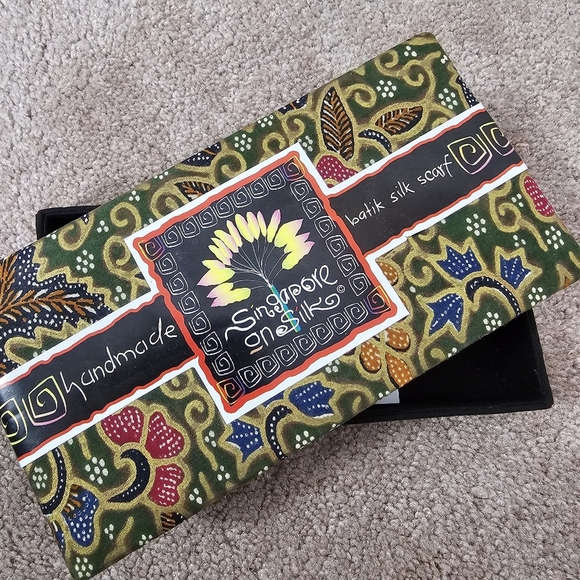 Singapore on Silk floral square scarf - Picture 5 of 7